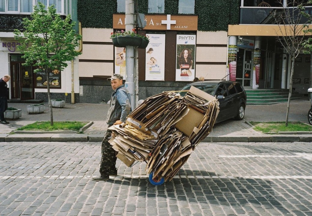 Courier with parcel handover